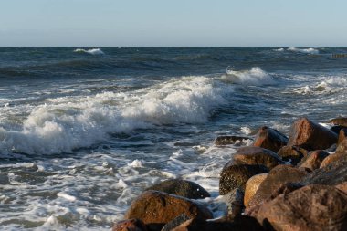 Dalgalar ile Baltık deniz kıyısı