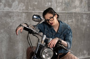 bir motosiklet üzerinde oturan kız