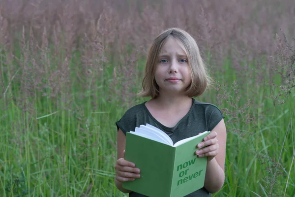 Mała Dziewczynka Czyta Książkę Zewnątrz — Zdjęcie stockowe