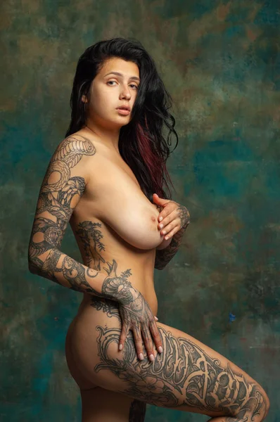 Studio çıplak poz dövmeli genç güzel kız