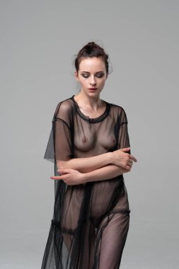 stüdyoda poz genç güzel kız, siyah şeffaf bir elbise içinde ayakta