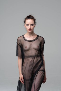 stüdyoda poz genç güzel kız, siyah şeffaf bir elbise içinde ayakta