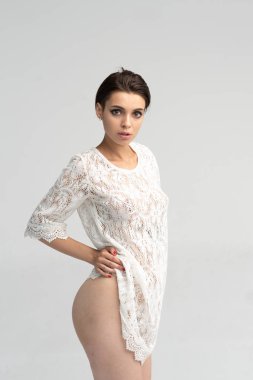 stüdyoda poz veren kız, beyaz bir gecelik ayakta