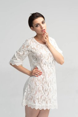 stüdyoda poz veren kız, beyaz bir gecelik ayakta