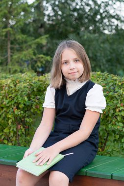 küçük kız dışında bir kitap okuyor