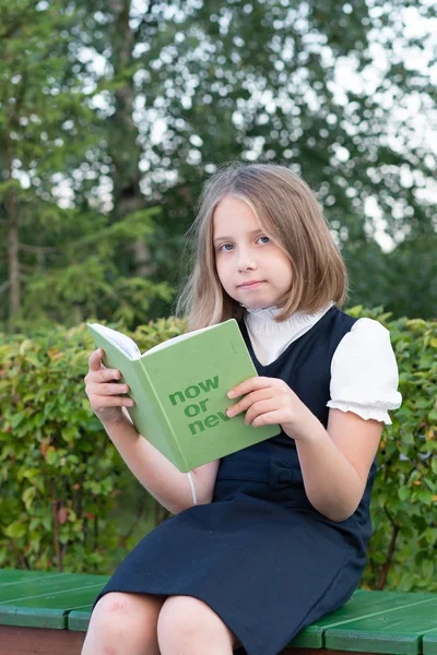 Mała Dziewczynka Czyta Książkę Zewnątrz — Zdjęcie stockowe