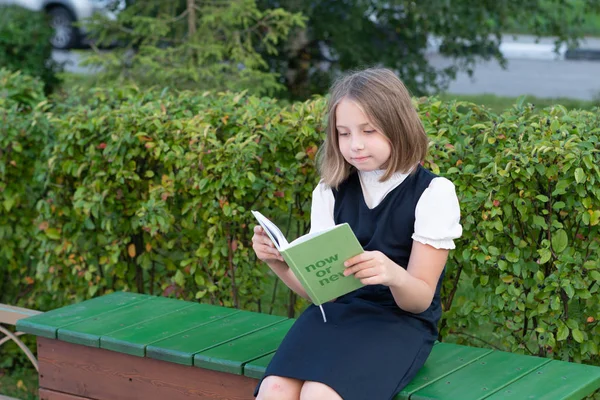 Kleines Mädchen Liest Draußen Ein Buch — Stockfoto