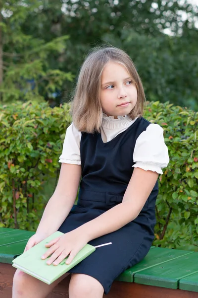 Bambina Sta Leggendo Libro Fuori — Foto Stock