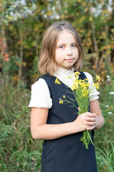 Mała Dziewczynka Stoi Kwiatami Polu — Zdjęcie stockowe