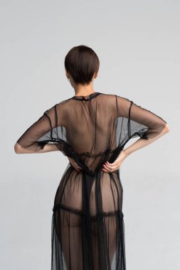 stüdyoda poz genç güzel kız, siyah şeffaf bir elbise içinde ayakta