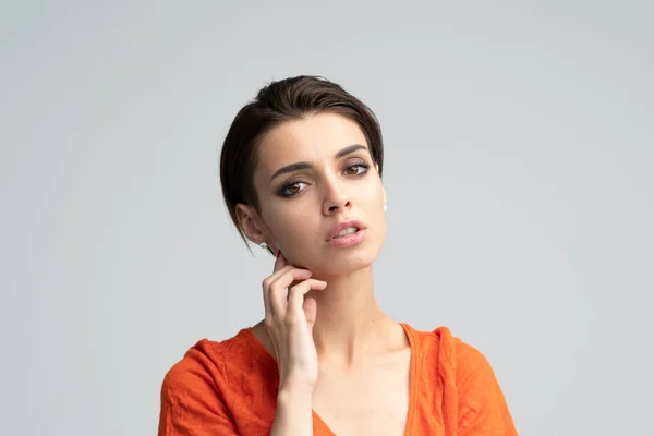 Retrato Una Chica Estudio Con Una Camiseta Naranja — Foto de Stock