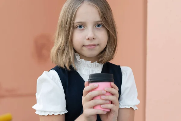 Bambina Sta Fuori Con Bicchiere Caffè — Foto Stock