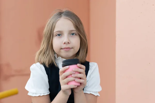 Küçük Kız Elinde Bir Bardak Kahveyle Dışarıda Duruyor — Stok fotoğraf