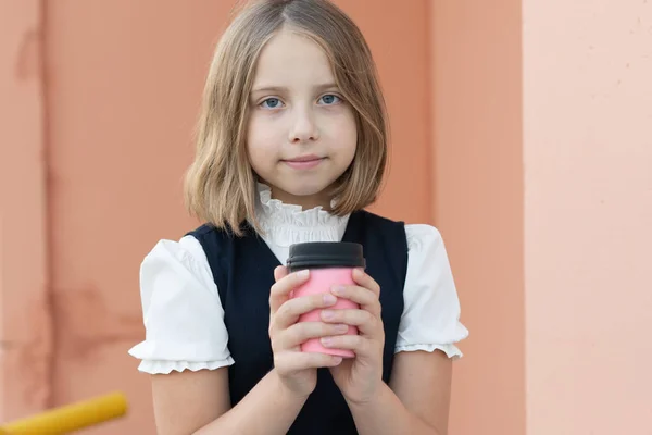 Küçük Kız Elinde Bir Bardak Kahveyle Dışarıda Duruyor — Stok fotoğraf