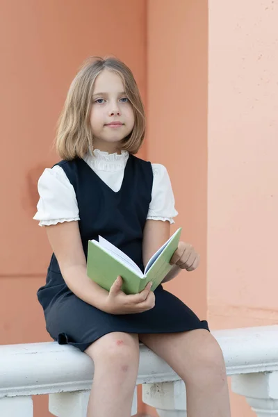 Kislány Tornácon Ház Egy Könyvet Olvasott — Stock Fotó