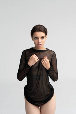 stüdyoda poz genç güzel kız, siyah şeffaf bir elbise içinde ayakta