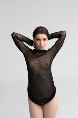 stüdyoda poz genç güzel kız, siyah şeffaf bir elbise içinde ayakta