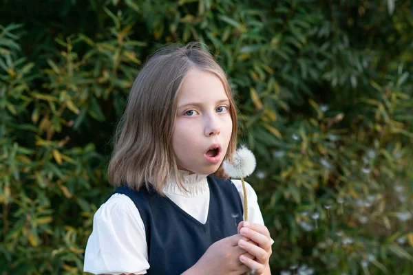 Ritratto Bambina Con Dente Leone — Foto Stock