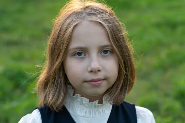 Retrato Una Chica Afuera Pie Uniforme Escolar — Foto de Stock