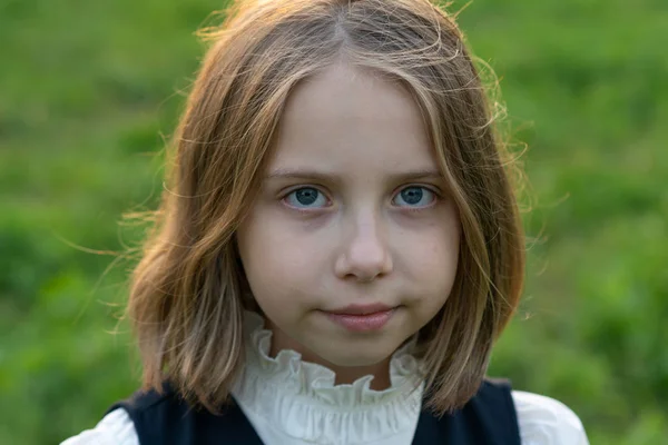 Portret Van Een Meisje Buiten Staand Schooluniform — Stockfoto