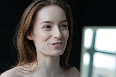 Genç ve güzel bir kızın portresi