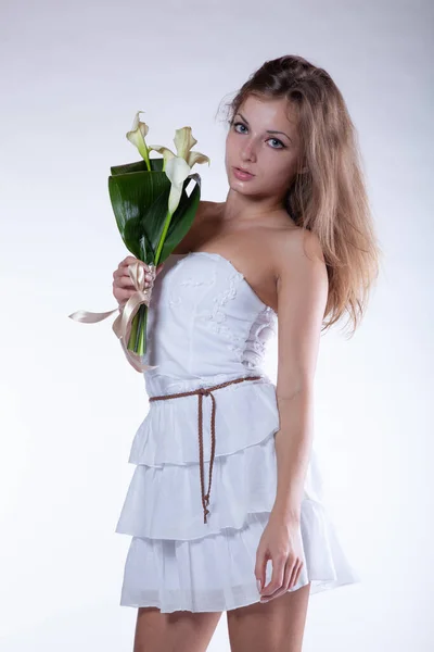 工作室里一个身穿白衣 开着花的女孩的肖像 — 图库照片