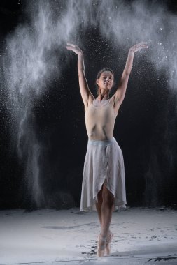 Unla dans eden genç ve güzel bir kız