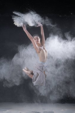 Unla dans eden genç ve güzel bir kız