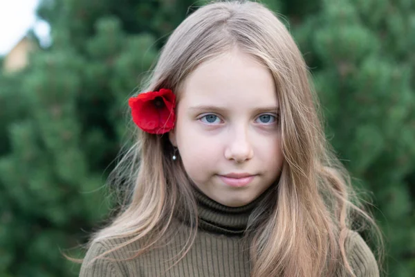 Retrato Uma Menina Com Uma Flor Vermelha Atrás Sua Orelha — Fotografia de Stock