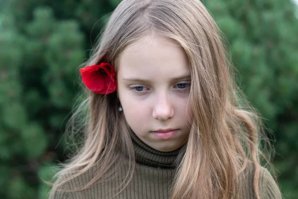 Retrato Uma Menina Com Uma Flor Vermelha Atrás Sua Orelha — Fotografia de Stock