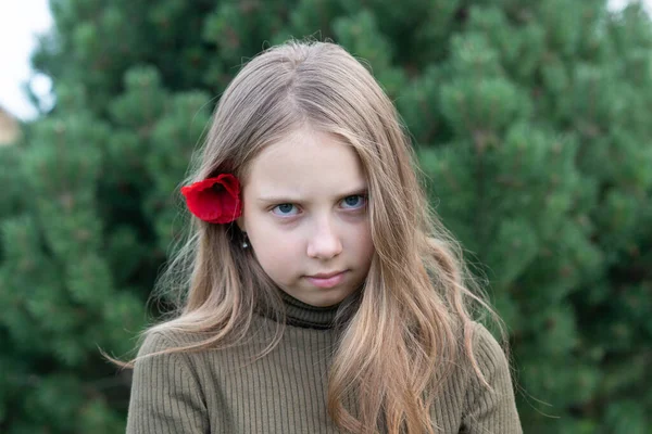 Retrato Una Niña Con Una Flor Roja Detrás Oreja —  Fotos de Stock