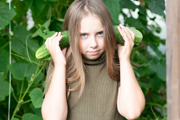 Menina Segurando Pepino Verde — Fotografia de Stock