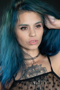 Stüdyoda mavi saçlı kadın portresi