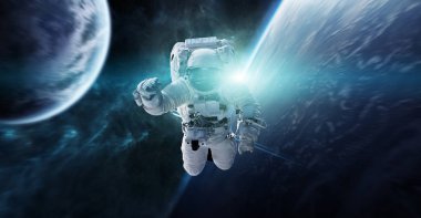 Astronot uzayda gezegenlere önünde Nasa tarafından döşenmiş bu görüntü 3d render unsurları yüzen