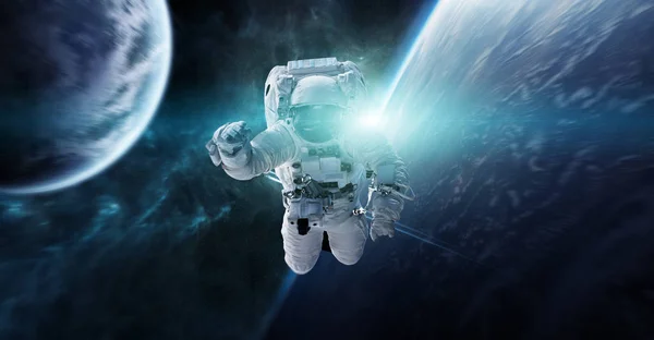 Астронавт Плавающий Космосе Перед Планетами Рендеринг Элементов Этого Изображения Предоставленных — стоковое фото