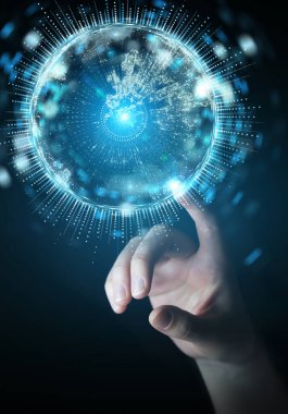 İşkadını üzerinde küre ağ hologram Avrupa ile harita 3B oluşturmayı kullanarak arka plan bulanık