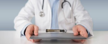 Çözümleme sonuçlarını okumak için modern tablet kullanarak arka plan bulanık doktor