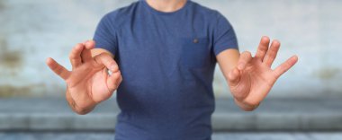 Boş eller bulanık arka plan üzerinde gösterilen işadamı