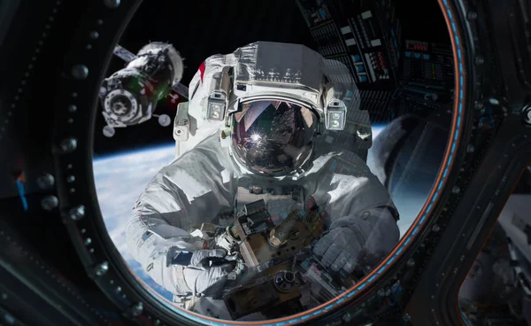 Astronot uzayda bir uzay istasyonu 3d işleme öğeleri Nasa tarafından döşenmiş bu görüntünün üzerinde çalışıyor