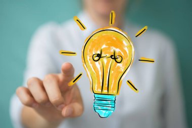 İşkadını üzerinde tutarak ve bir ampul kroki dokunmadan arka plan bulanık