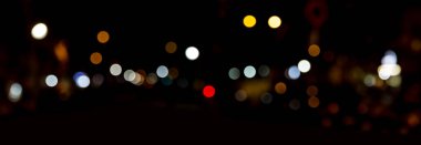 Bokeh trafik lambasından gece bir büyük şehir yol sokak