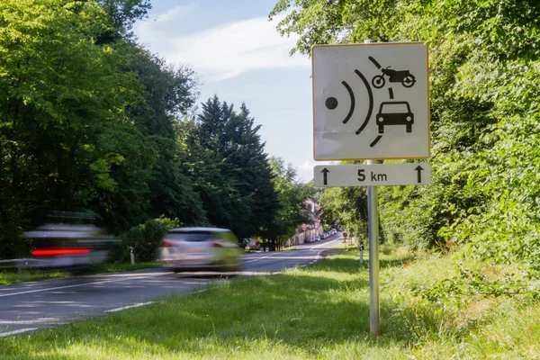 Velocidad Límite Signo Cámara Velocidad Con Los Coches Conduciendo Demasiado —  Fotos de Stock