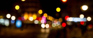 Bokeh trafik lambasından gece bir büyük şehir yol sokak