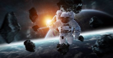 Astronot uzayda gezegenlere önünde Nasa tarafından döşenmiş bu görüntü 3d render unsurları yüzen