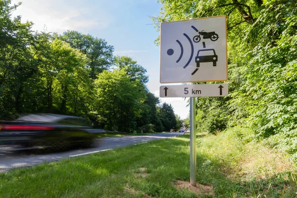 Speed Limit Speed Camera Sign Cars Driving Too Fast — Stock Photo, Image