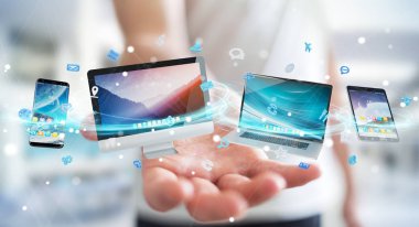 Teknoloji aygıtları ve simge uygulamalarını birbirine bağlayan iş adamı