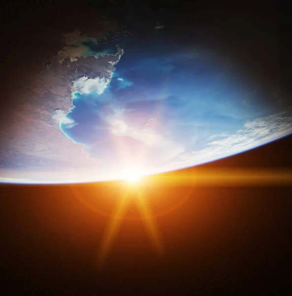 Nasa から提供されたこのイメージの空間 レンダリング要素から地球の日の出 — ストック写真