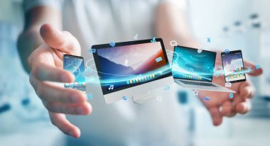 Teknoloji aygıtları ve simge uygulamalarını birbirine bağlayan iş adamı