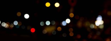 Bokeh trafik lambasından gece bir büyük şehir yol sokak