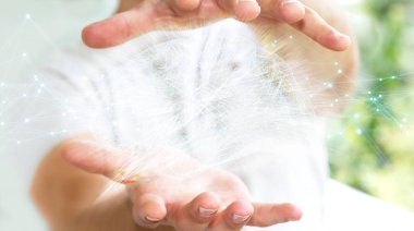 Hücre ve neurons aktivitesiyle 3d render dijital röntgen insan beyni arabirimini kullanarak iş adamı